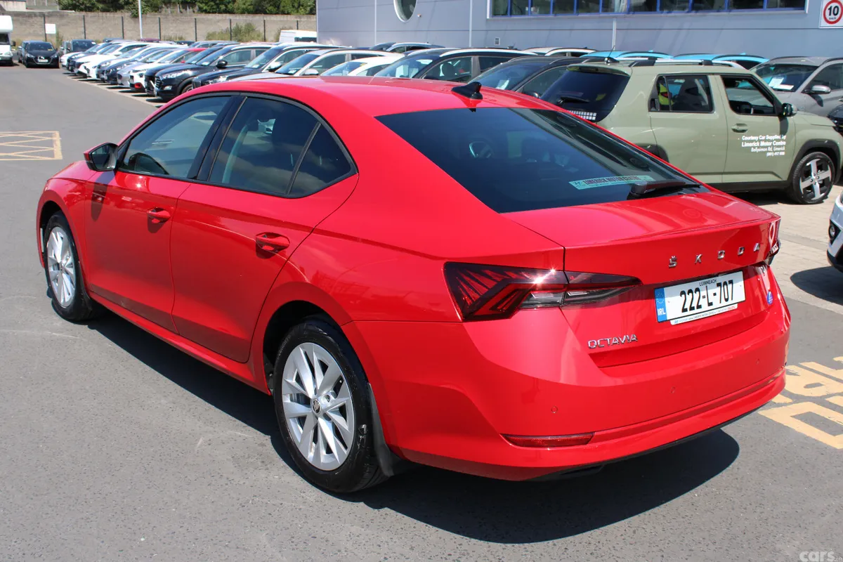 Skoda Octavia Saloon, Petrol, 2022, Red