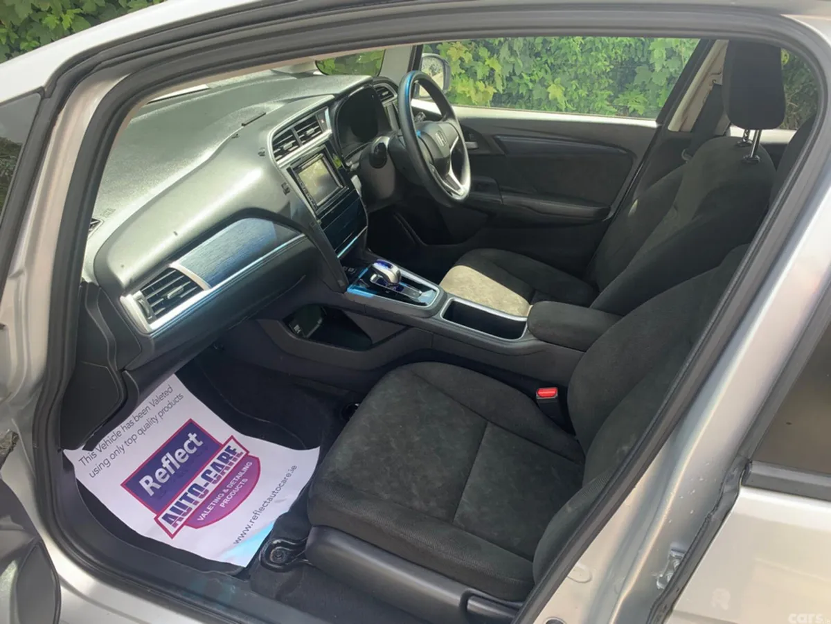 Honda Shuttle MPV, Petrol Hybrid, 2016, Silver