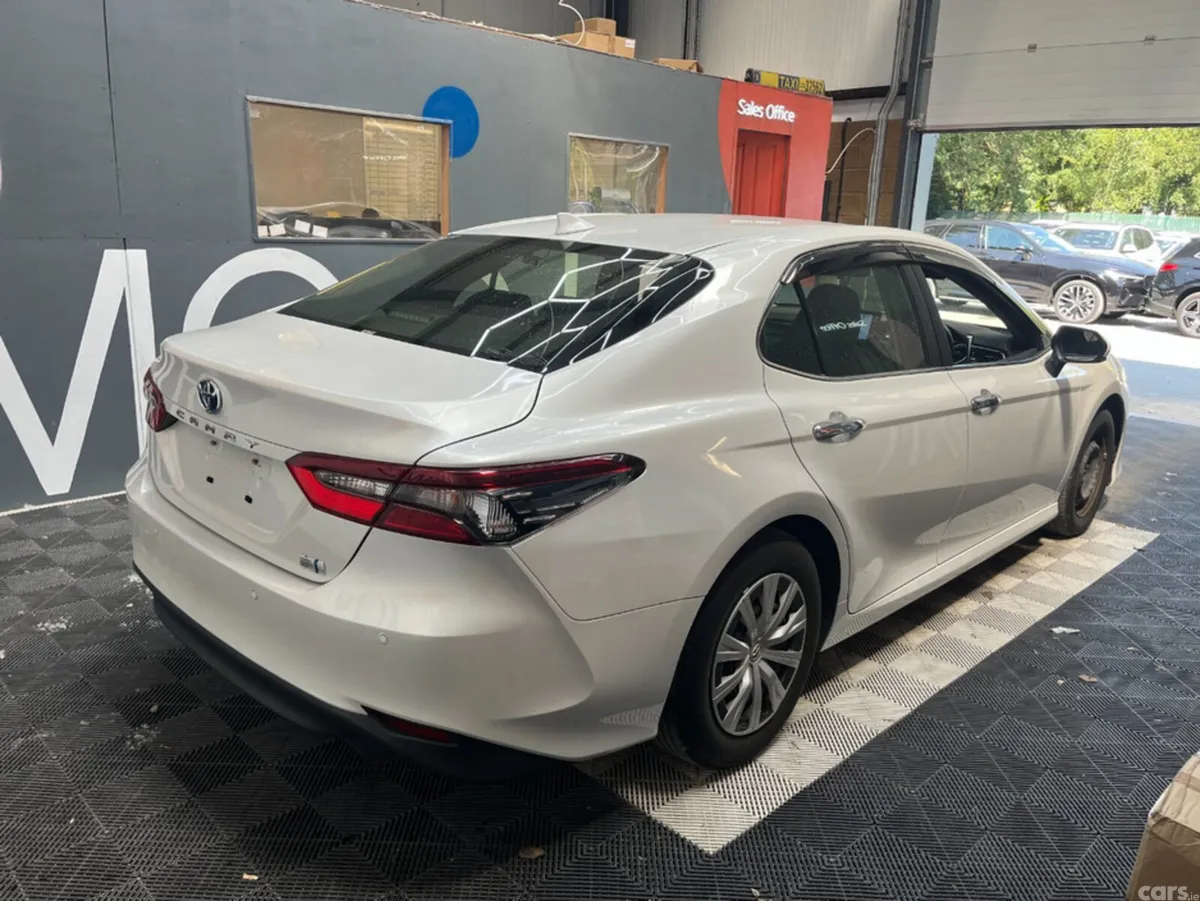 Toyota Camry Saloon, Petrol, 2021, White