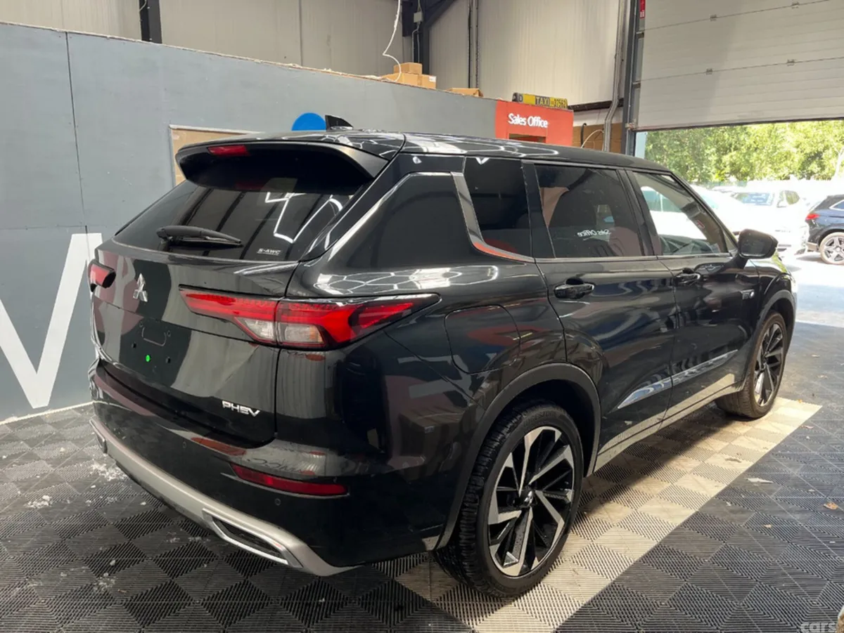 Mitsubishi Outlander SUV, Petrol Plug-in Hybrid, 2024, White