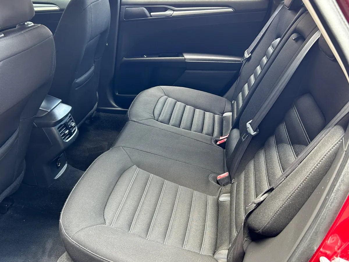 Ford Mondeo Hatchback, Diesel, 2016, Red