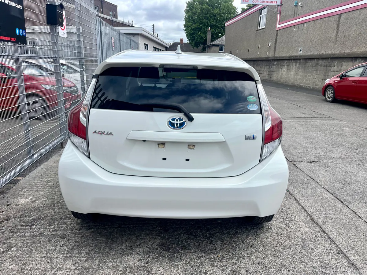 Toyota Aqua Hatchback, Petrol Hybrid, 2015, White