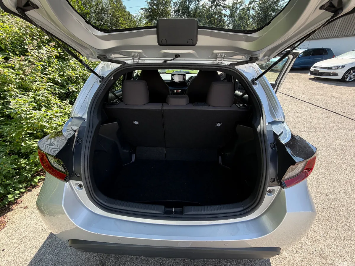 Toyota Yaris Hatchback, Petrol Hybrid, 2021, Silver