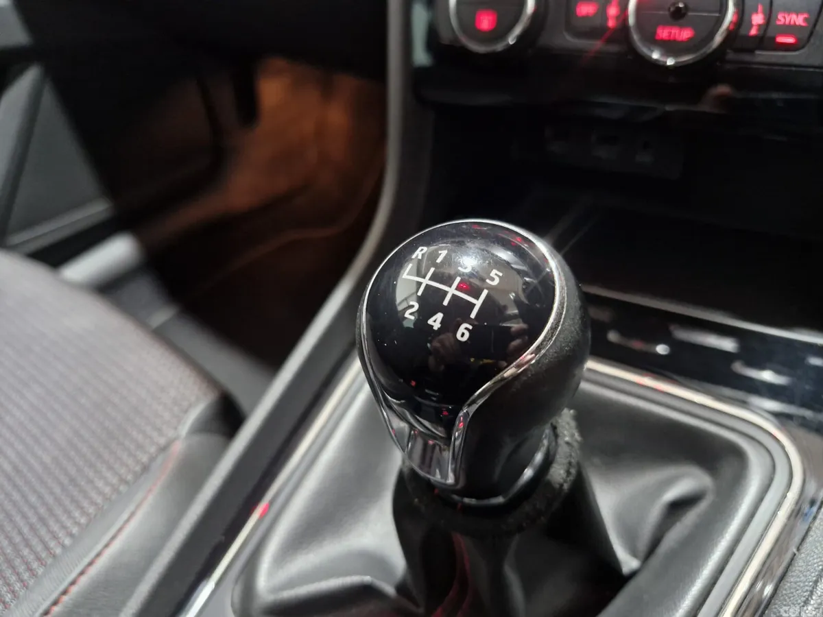 SEAT Leon Hatchback, Diesel, 2018, Red