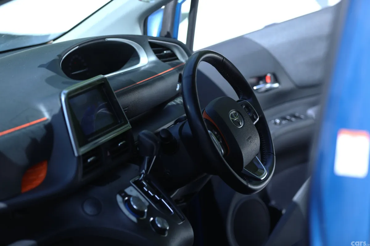 Toyota Sienta MPV, Petrol Hybrid, 2017, Blue