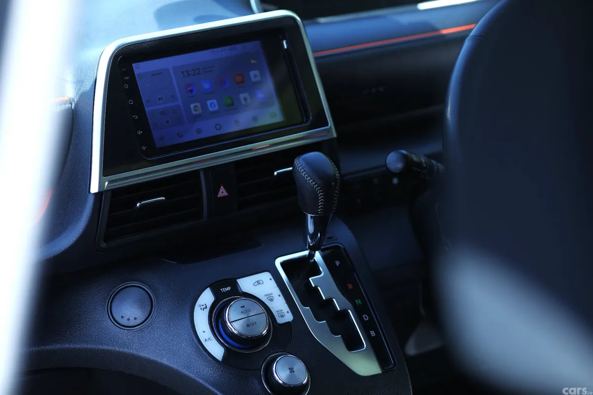 Toyota Sienta MPV, Petrol Hybrid, 2017, Blue