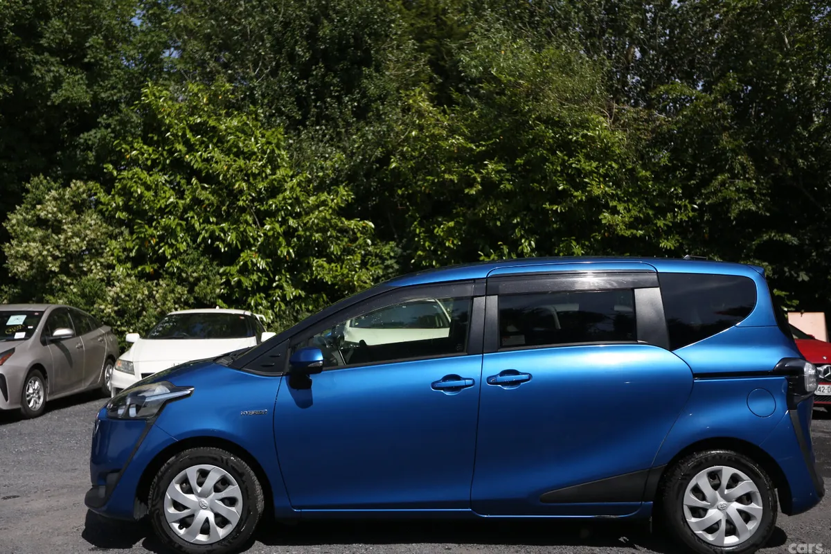 Toyota Sienta MPV, Petrol Hybrid, 2017, Blue