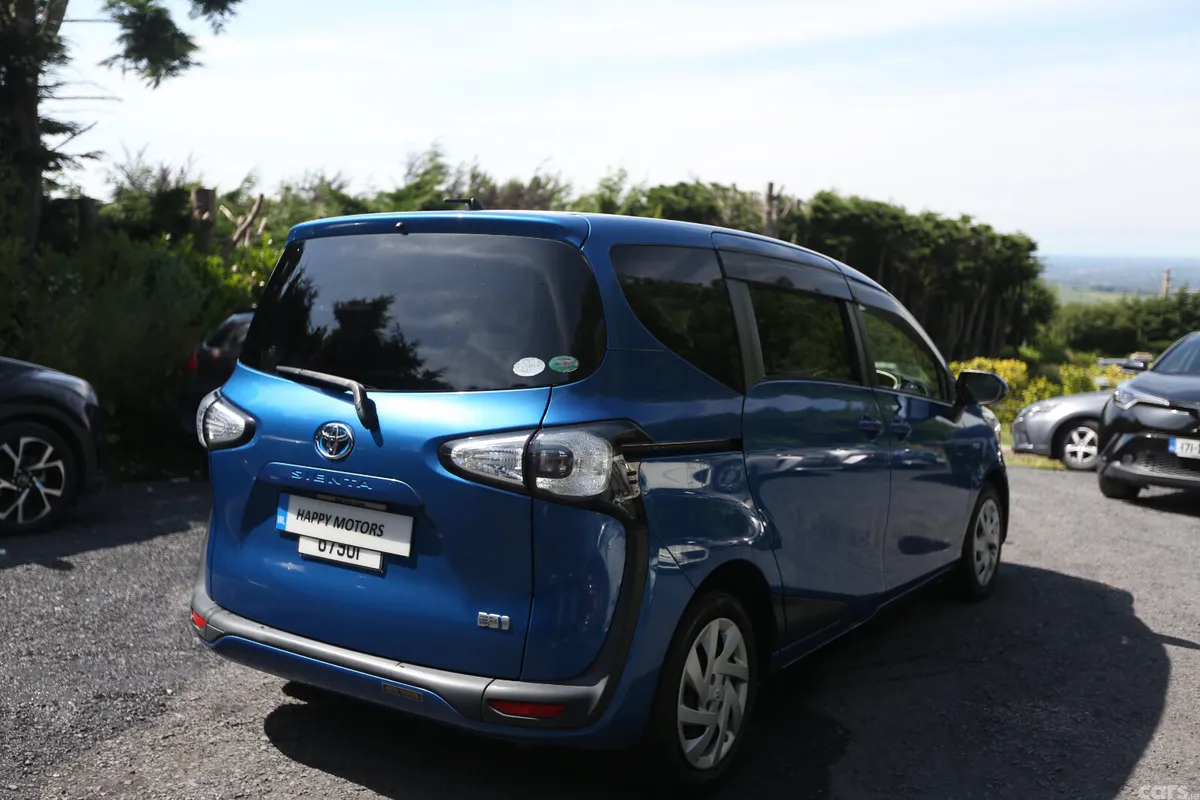 Toyota Sienta MPV, Petrol Hybrid, 2017, Blue