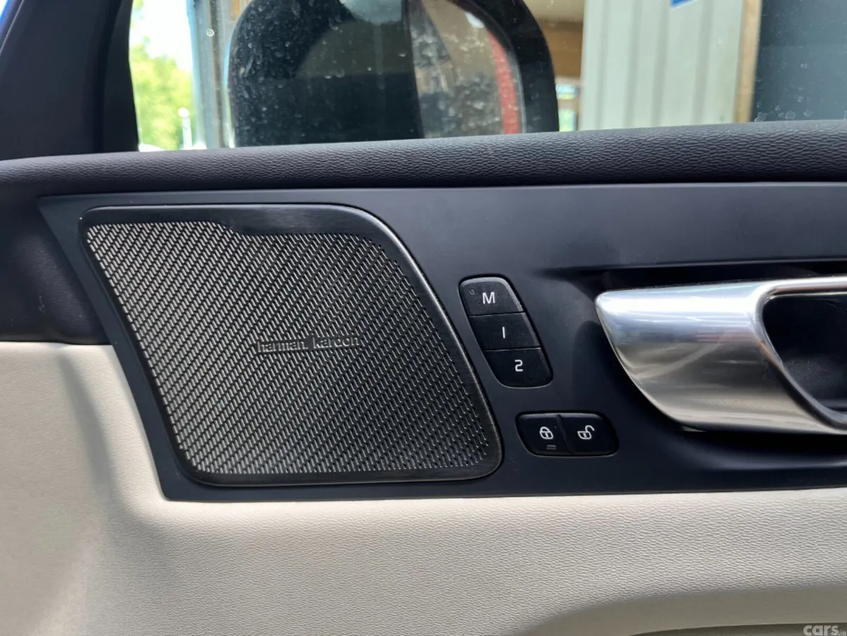 Volvo XC60 SUV, Petrol Plug-in Hybrid, 2025, Blue