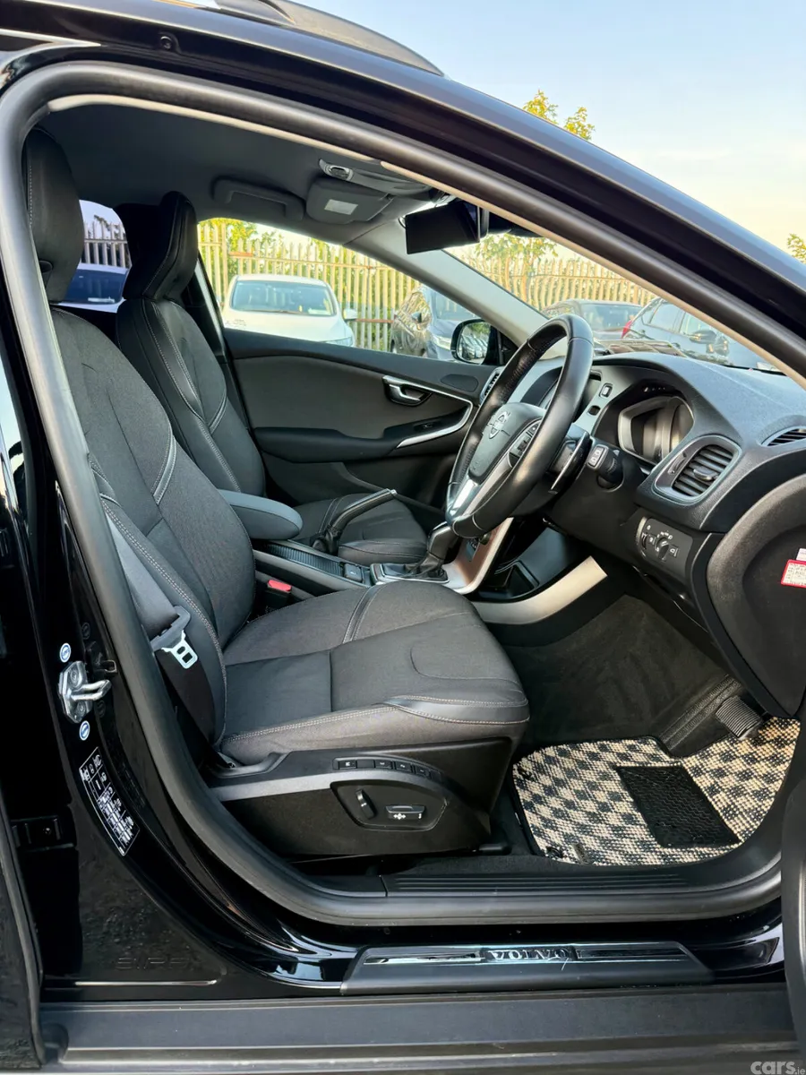 Volvo V40 Hatchback, Diesel, 2016, Black