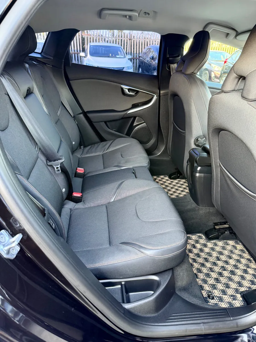 Volvo V40 Hatchback, Diesel, 2016, Black