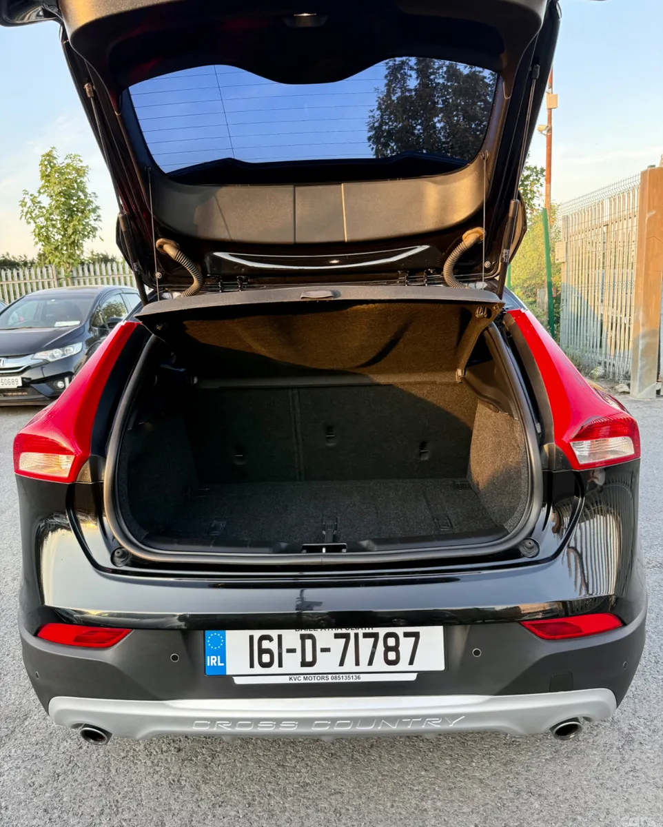 Volvo V40 Hatchback, Diesel, 2016, Black