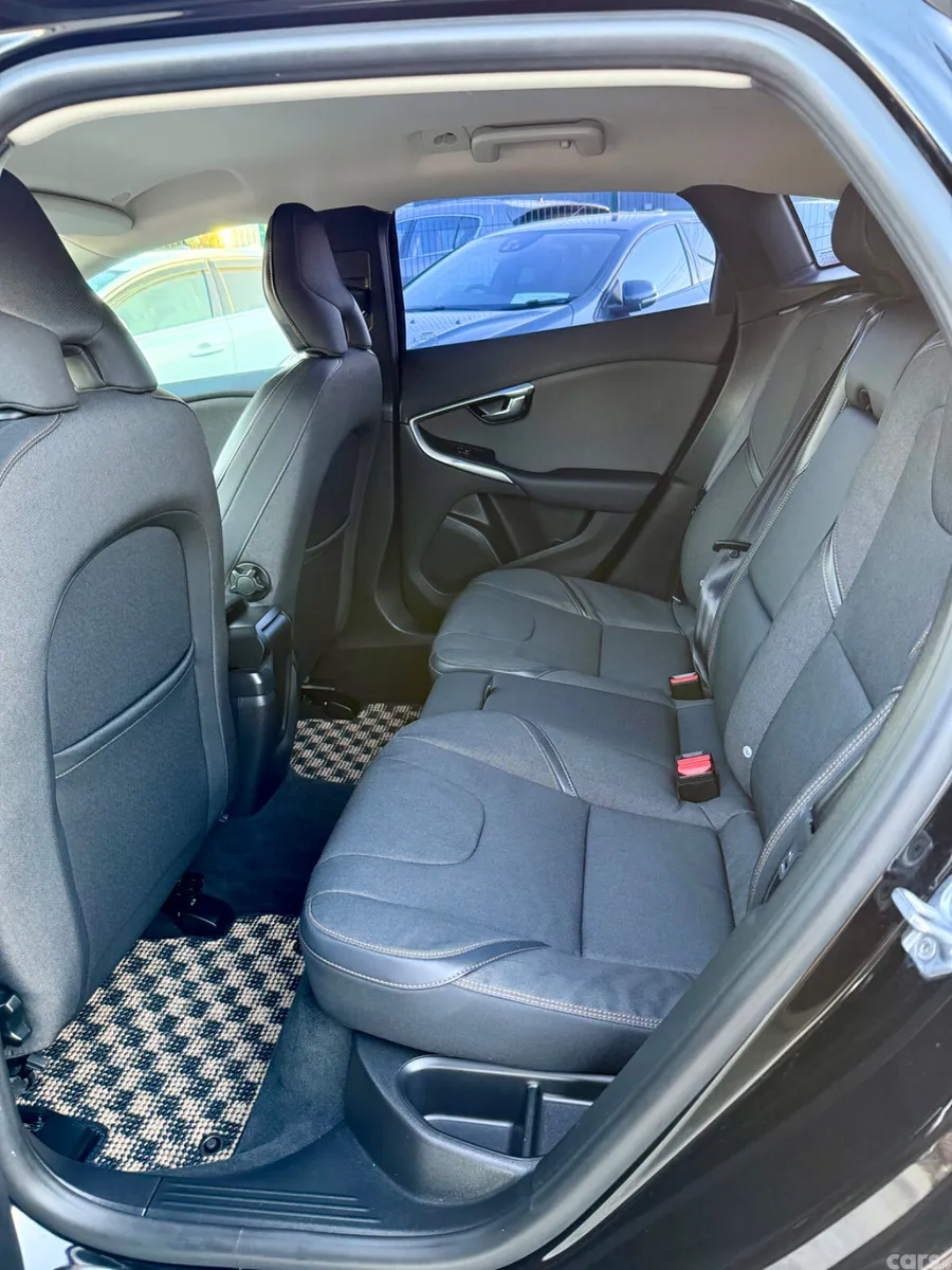 Volvo V40 Hatchback, Diesel, 2016, Black