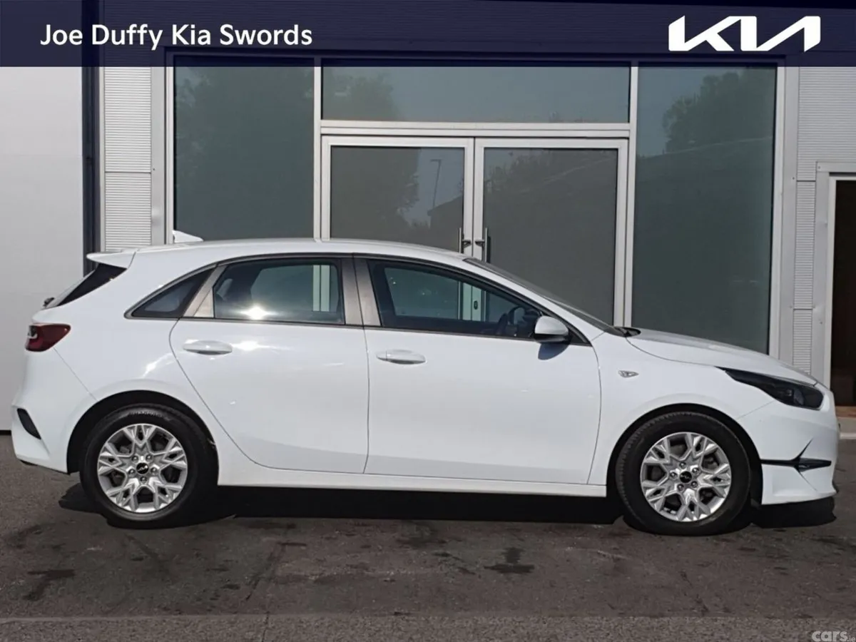 Kia Ceed Hatchback, Diesel Hybrid, 2023, White