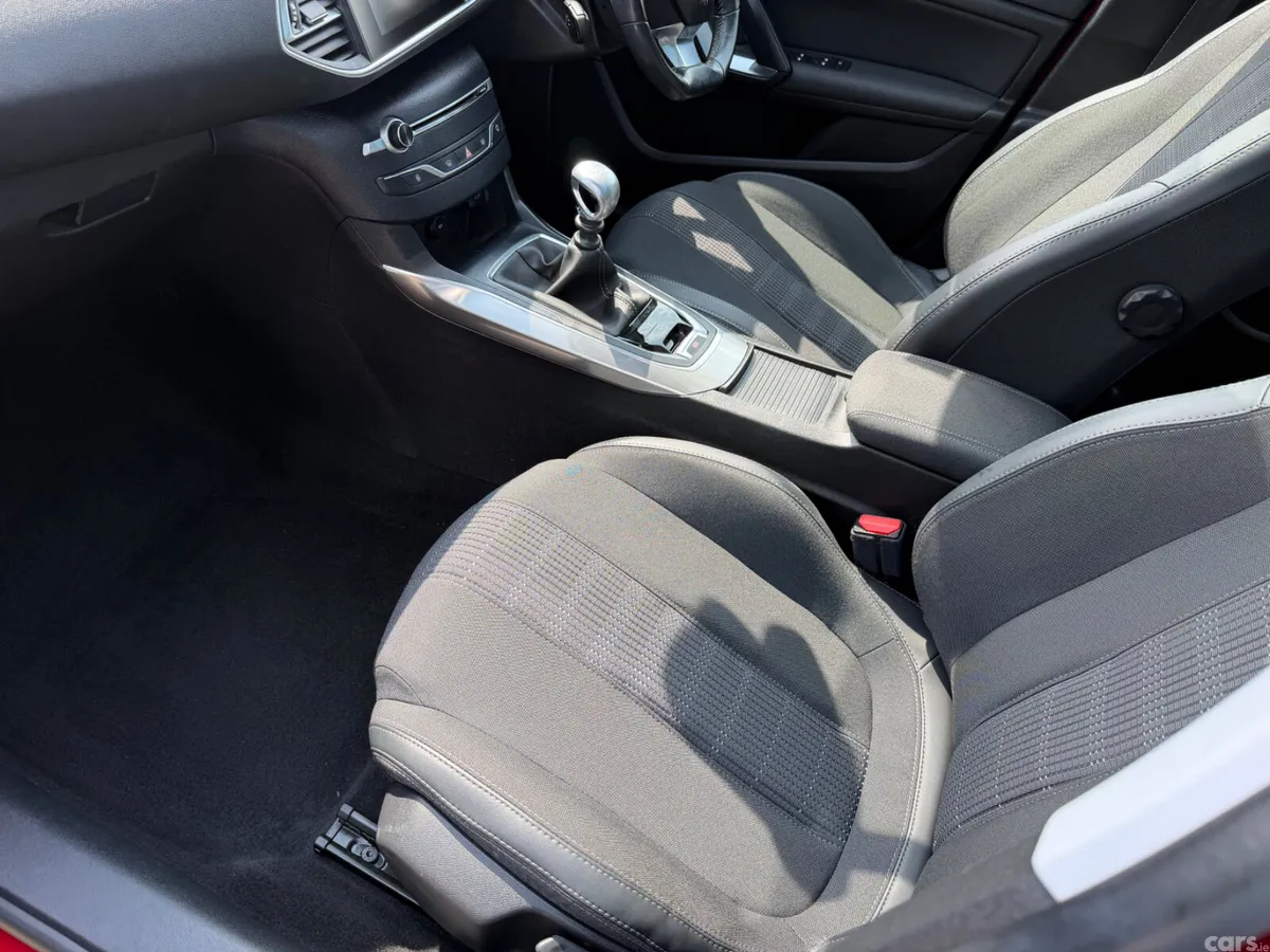 Peugeot 308 Hatchback, Petrol, 2020, Red