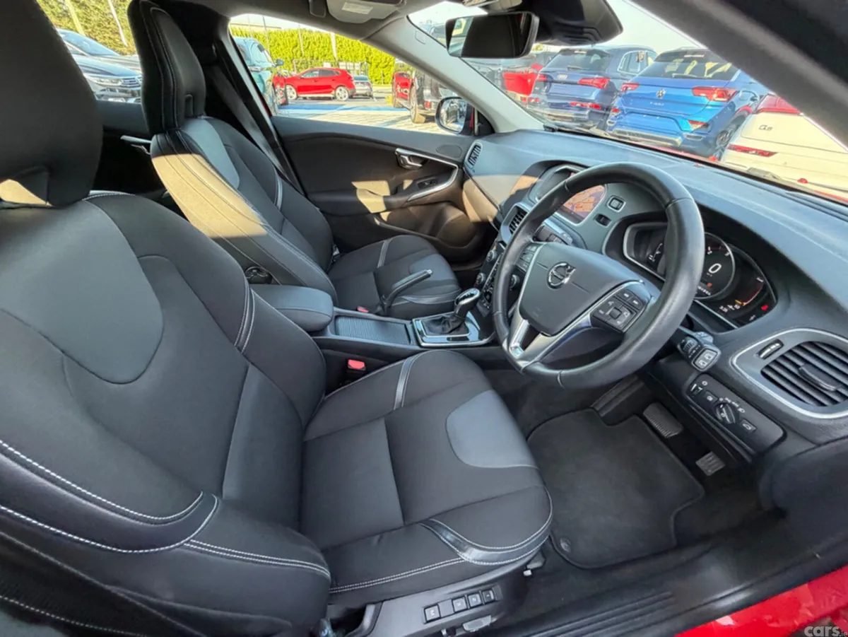 Volvo V40 Hatchback, Diesel, 2018, Red