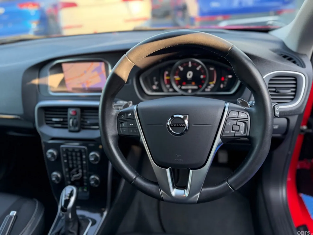 Volvo V40 Hatchback, Diesel, 2018, Red