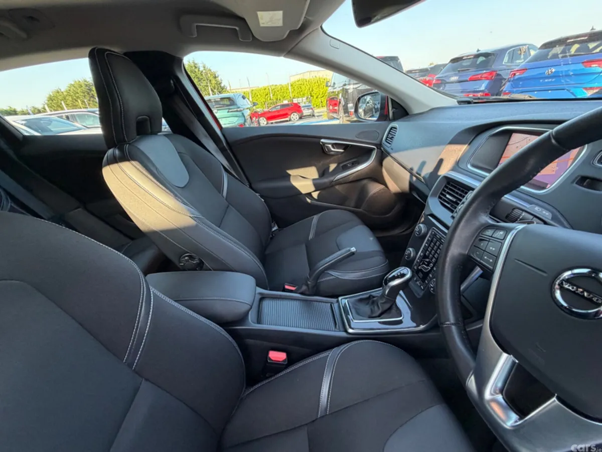 Volvo V40 Hatchback, Diesel, 2018, Red