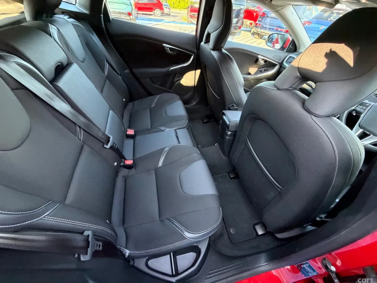 Volvo V40 Hatchback, Diesel, 2018, Red