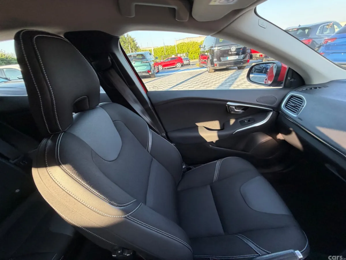 Volvo V40 Hatchback, Diesel, 2018, Red