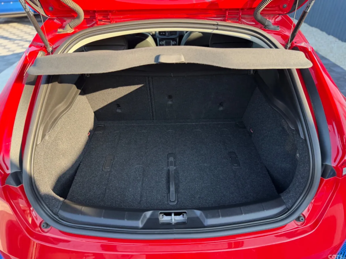 Volvo V40 Hatchback, Diesel, 2018, Red