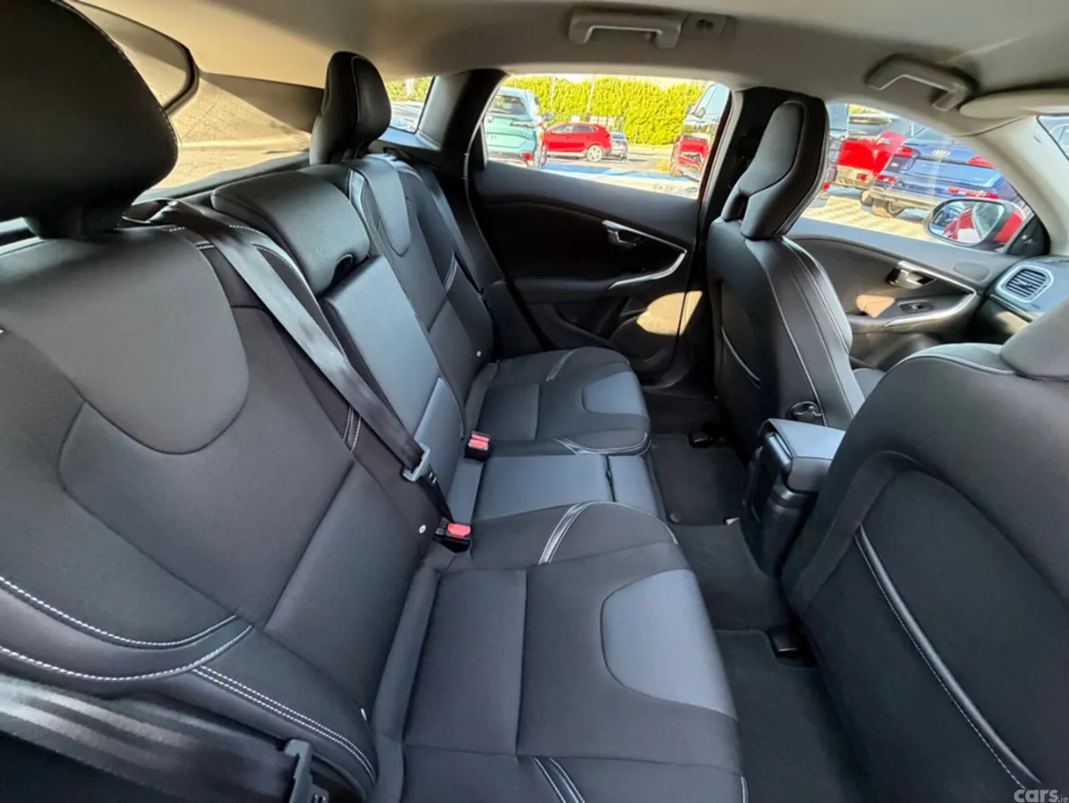 Volvo V40 Hatchback, Diesel, 2018, Red
