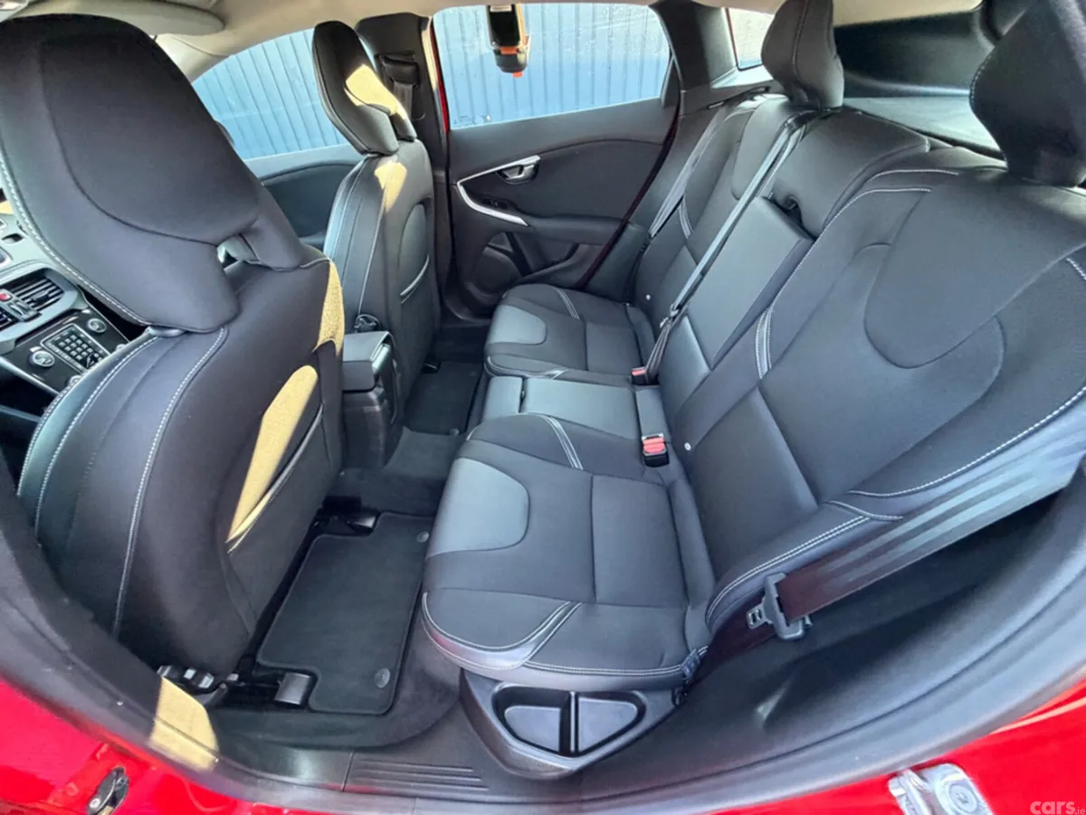 Volvo V40 Hatchback, Diesel, 2018, Red