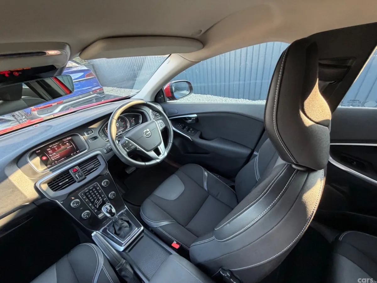 Volvo V40 Hatchback, Diesel, 2018, Red
