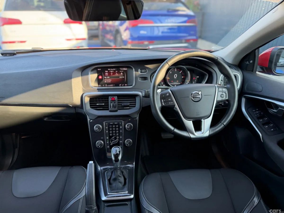 Volvo V40 Hatchback, Diesel, 2018, Red