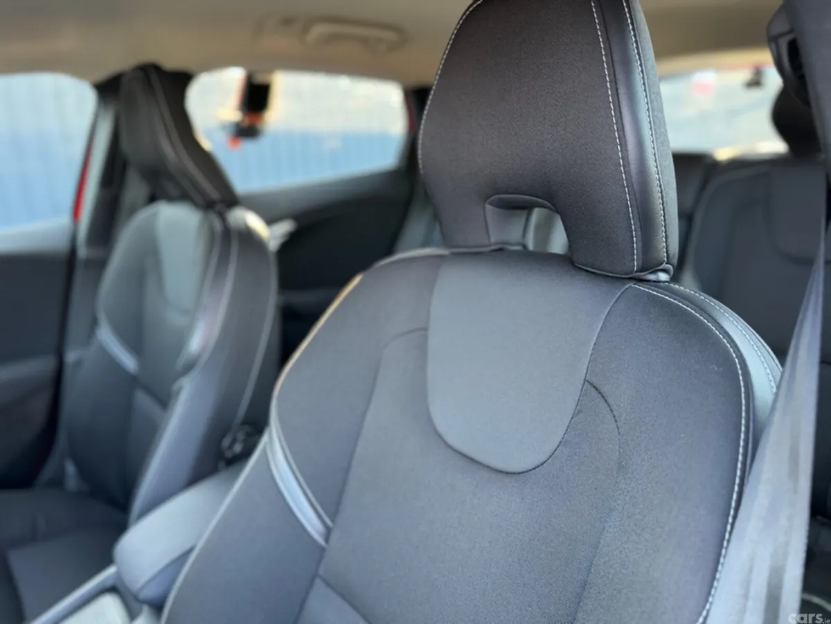 Volvo V40 Hatchback, Diesel, 2018, Red