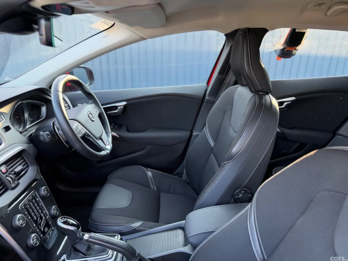 Volvo V40 Hatchback, Diesel, 2018, Red
