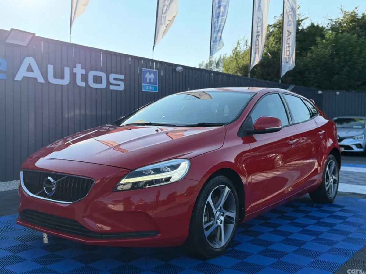 Volvo V40 Hatchback, Diesel, 2018, Red