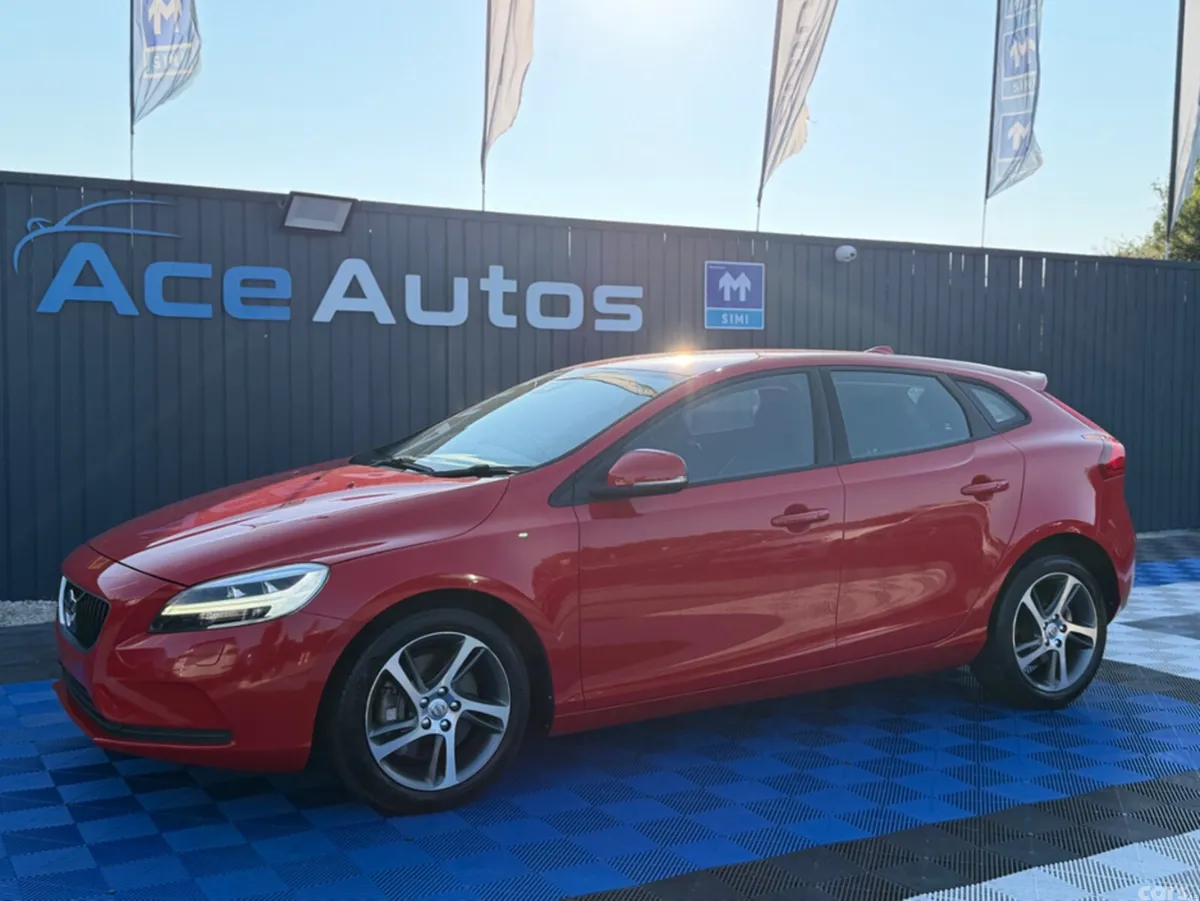 Volvo V40 Hatchback, Diesel, 2018, Red