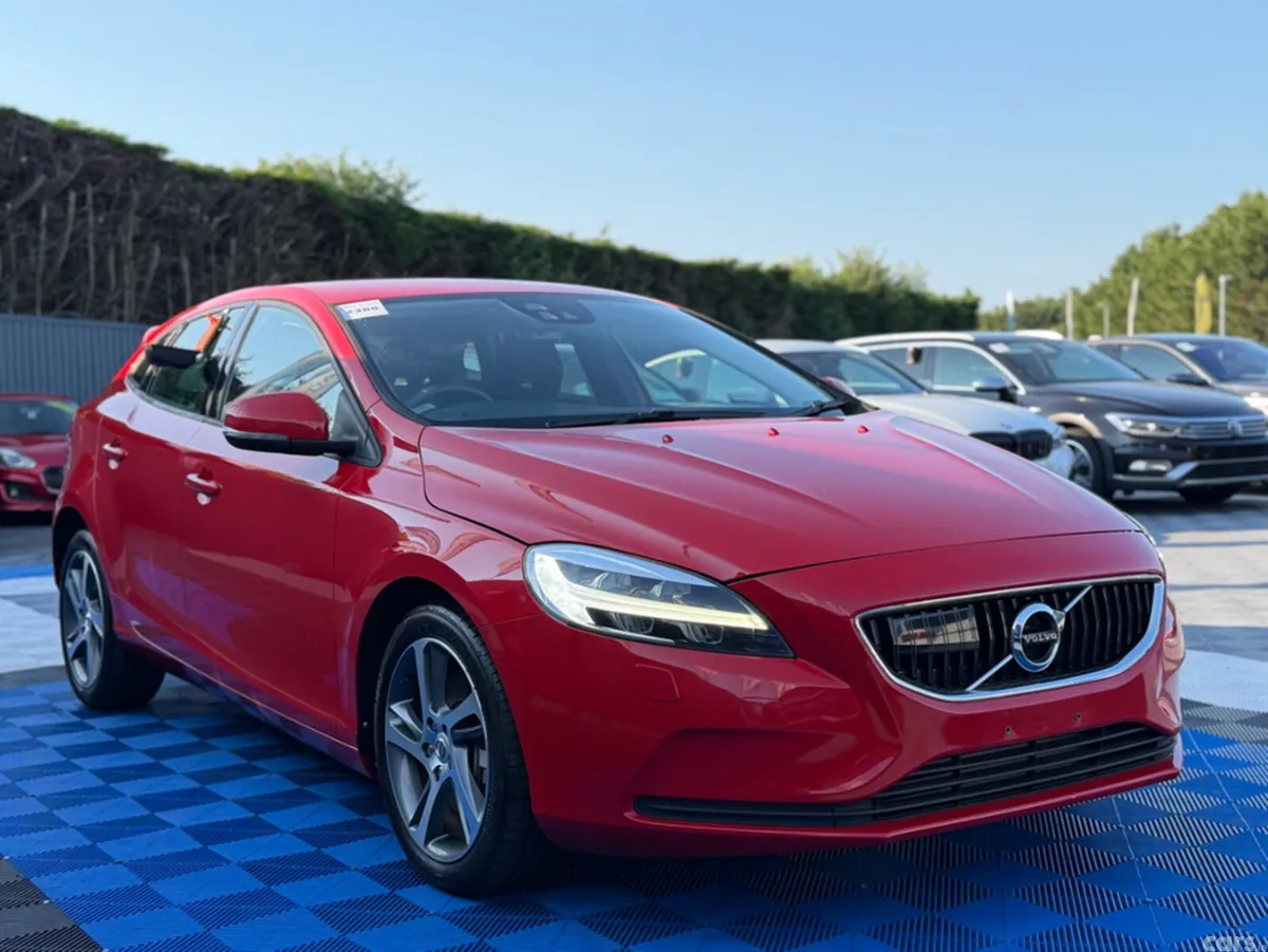 Volvo V40 Hatchback, Diesel, 2018, Red