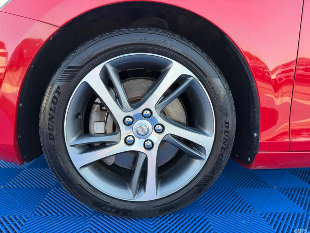 Volvo V40 Hatchback, Diesel, 2018, Red