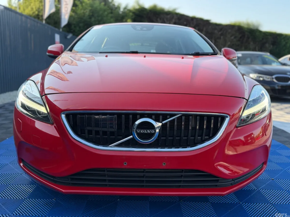 Volvo V40 Hatchback, Diesel, 2018, Red