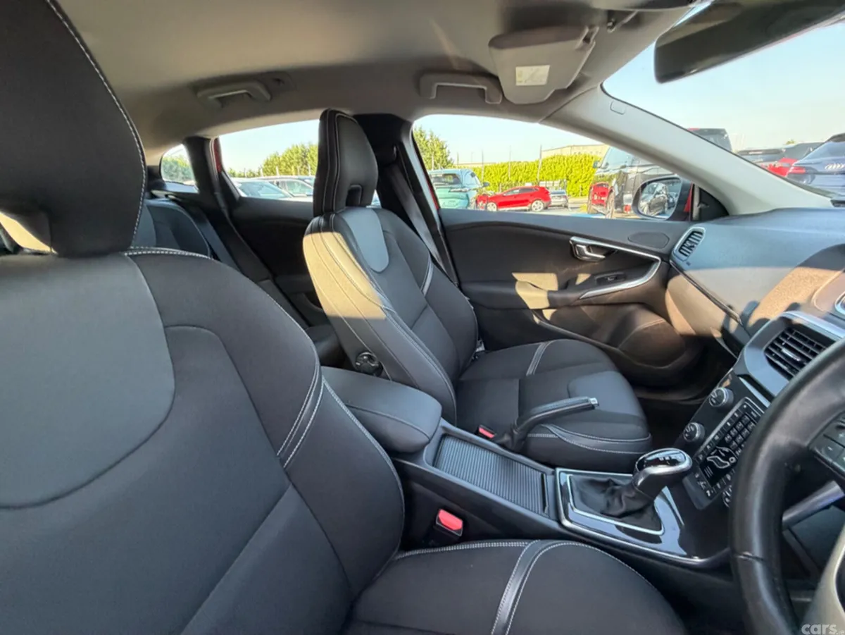 Volvo V40 Hatchback, Diesel, 2018, Red