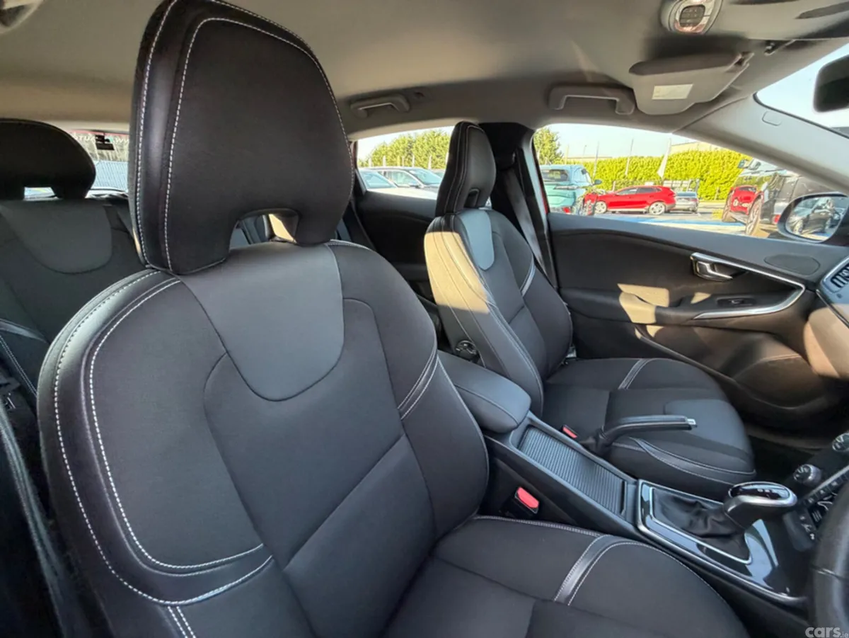 Volvo V40 Hatchback, Diesel, 2018, Red