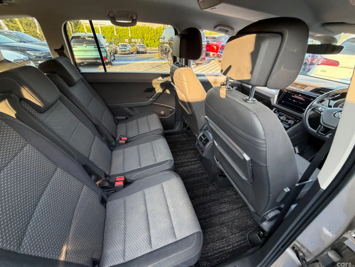 Volkswagen Touran MPV, Diesel, 2019, Beige