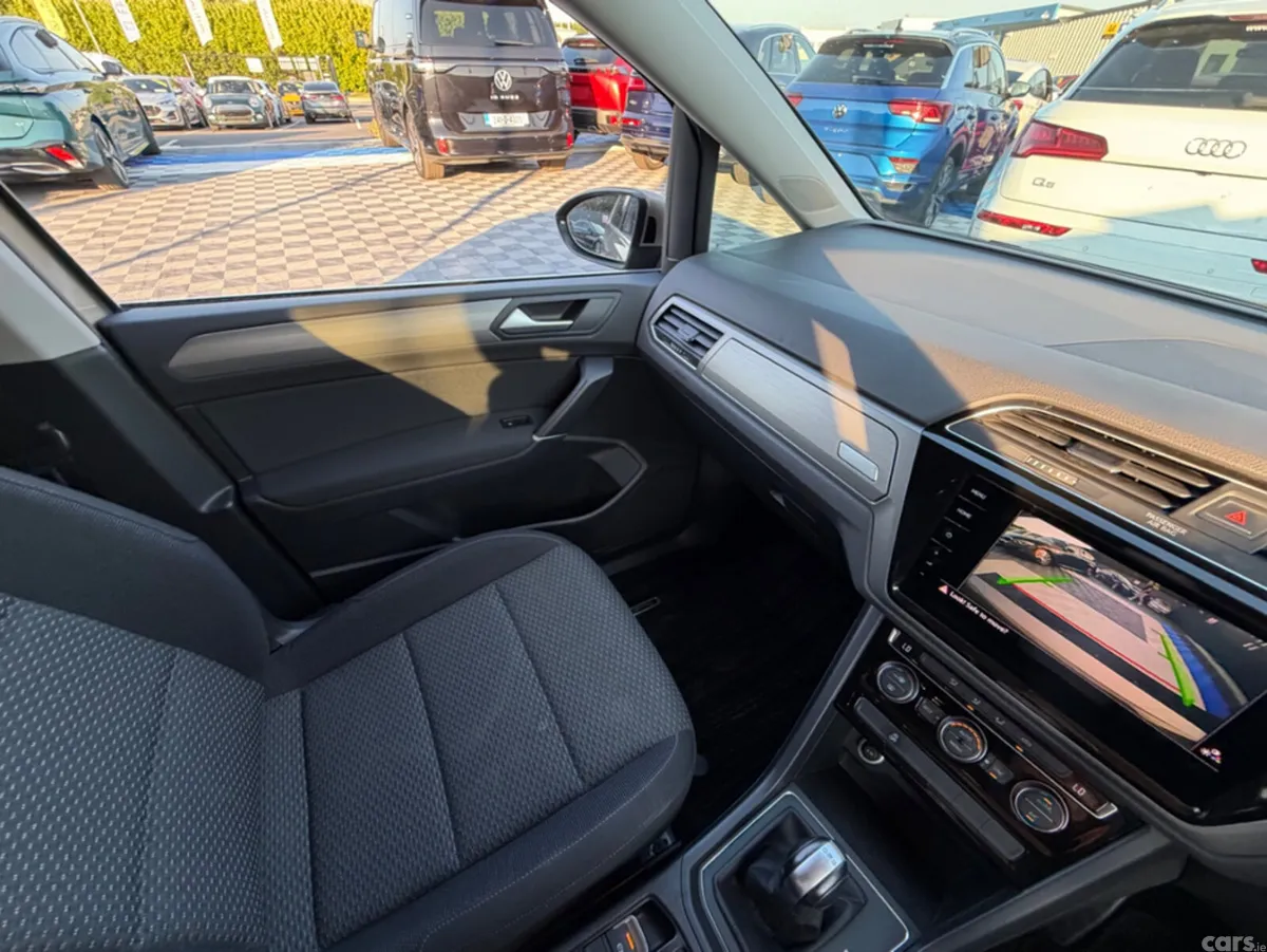 Volkswagen Touran MPV, Diesel, 2019, Beige
