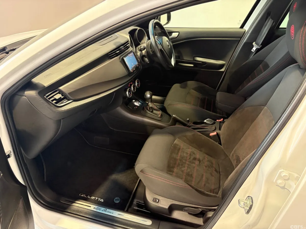 Alfa Romeo Giulietta Hatchback, Petrol, 2017, White