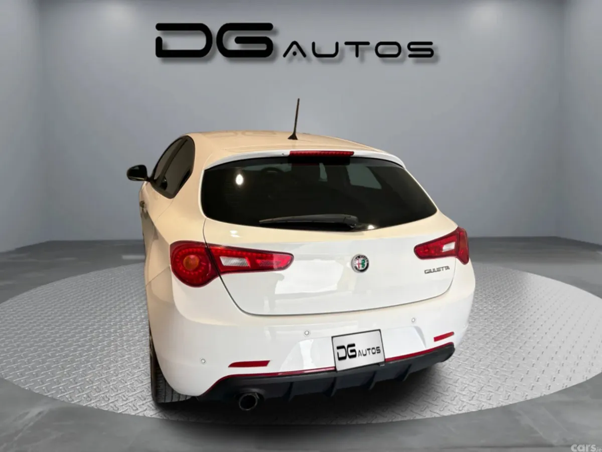 Alfa Romeo Giulietta Hatchback, Petrol, 2017, White