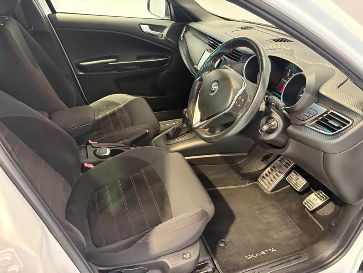 Alfa Romeo Giulietta Hatchback, Petrol, 2017, White