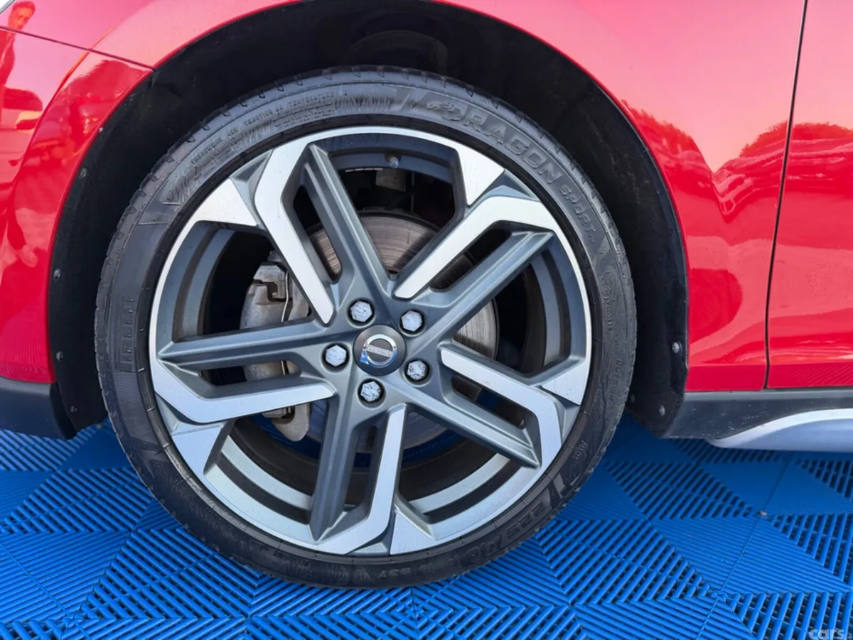 Volvo V40 Hatchback, Diesel, 2018, Red