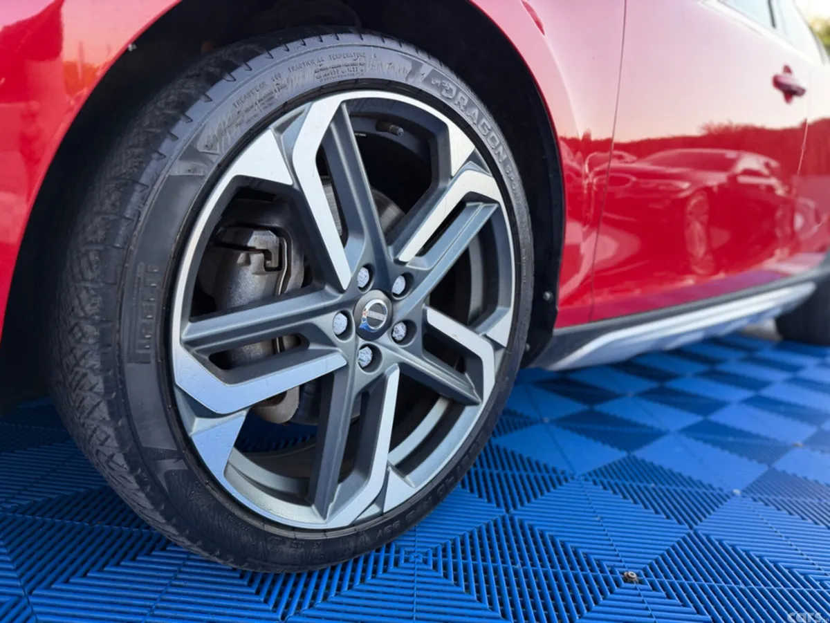 Volvo V40 Hatchback, Diesel, 2018, Red
