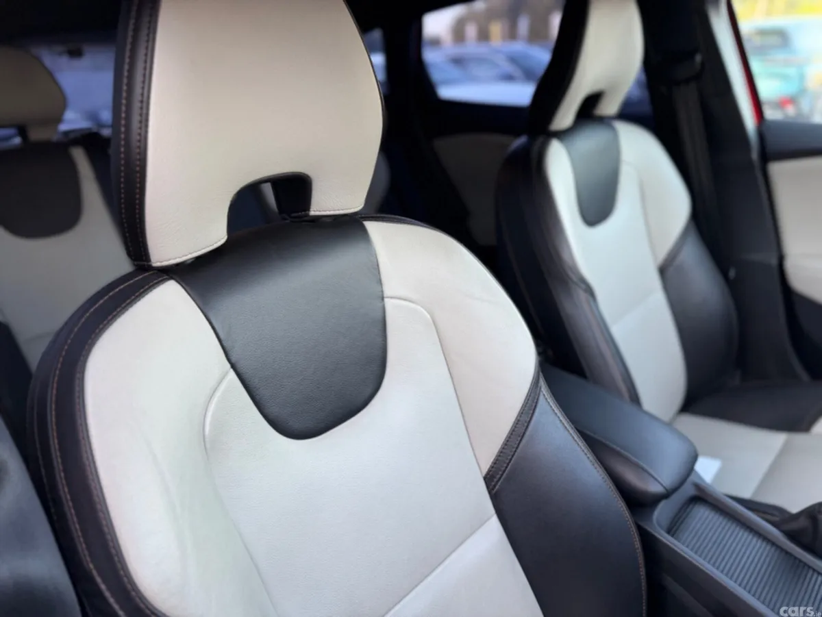 Volvo V40 Hatchback, Diesel, 2018, Red