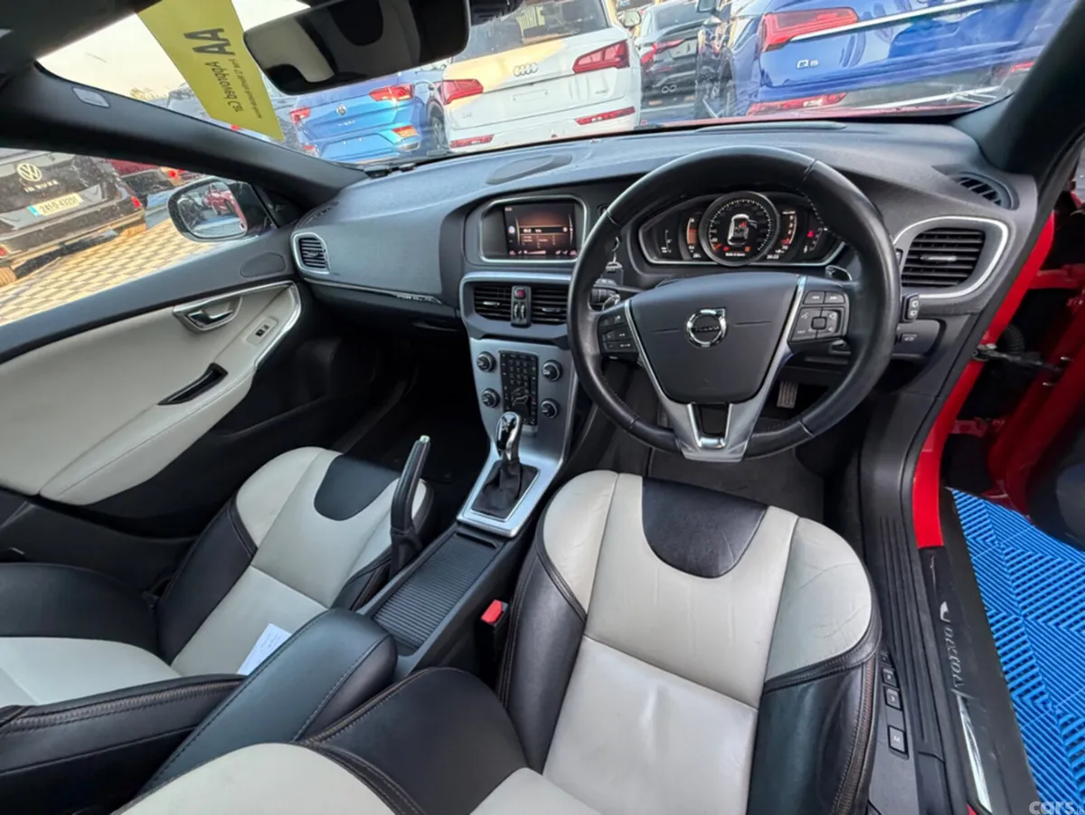 Volvo V40 Hatchback, Diesel, 2018, Red