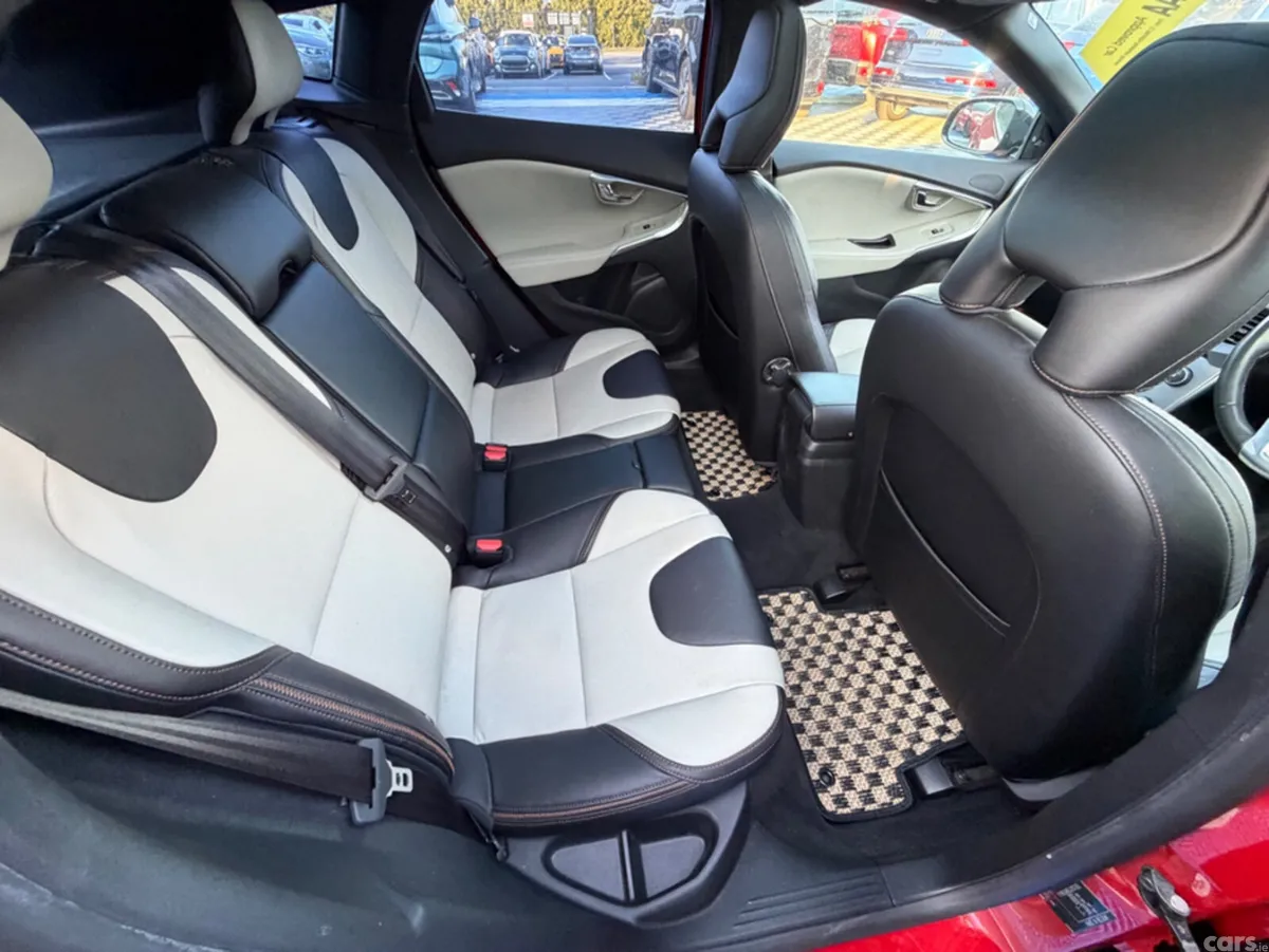 Volvo V40 Hatchback, Diesel, 2018, Red