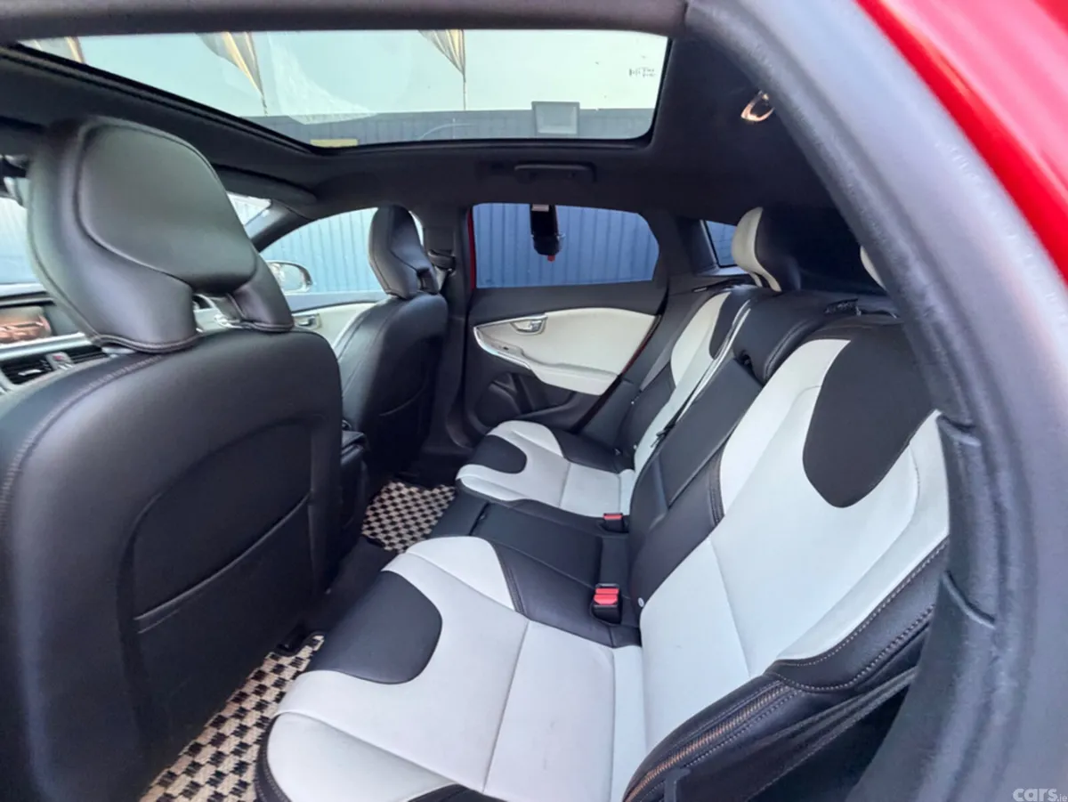 Volvo V40 Hatchback, Diesel, 2018, Red