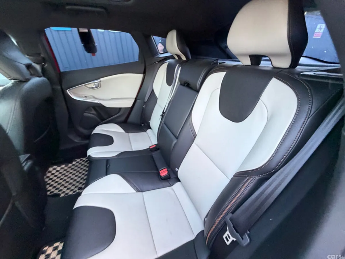 Volvo V40 Hatchback, Diesel, 2018, Red